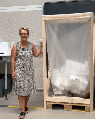 Bründl Sports employee infront of wastepaper basekt