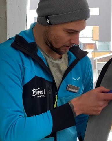 Bründl-Mitarbeiter beim einstellen von Fellen auf Skitourskies