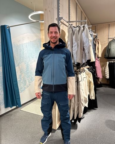 Bründl employee Christopher shows you the new Peak Performance Vislight collection
