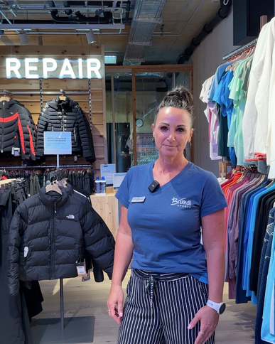 Bründl Sports employee in front of the repair service counter at the Bründl Sports flagship store