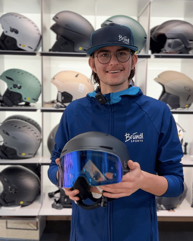 Bründl Sports Mitarbeiter Alex zeigt dir die Features des neuen Bollé X Fusion Skihelms