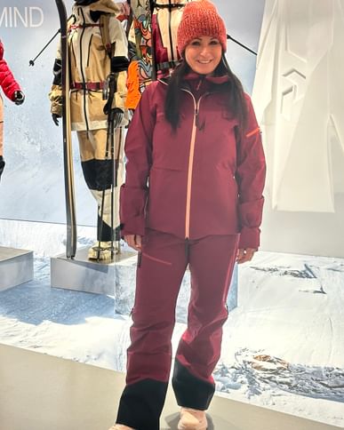 Our colleague Marion is wearing the Peak Performance Alpine suit with Gore-Tex ePE and is standing in front of the pop-up area. 