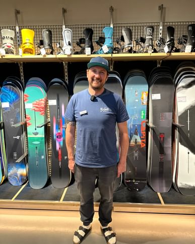 Bründl Sports Mitarbeiter Christopher zeigt euch das neue Sortiment an Snowboards in Kaprun und Ischgl