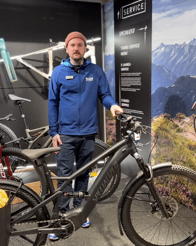 Bründl Mitarbeiter zeigt das neue Specialized Turbo Terro X 6.0 Fahrrad