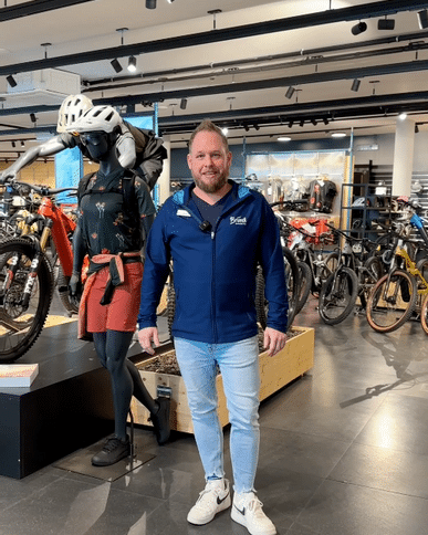 Bikeworld Mitarbeiter präsentiert neue Bikes in Schladming
