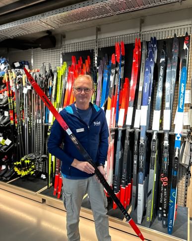 Bründl employee Sylvio explains our extensive range of cross-country skiing products in Kaprun