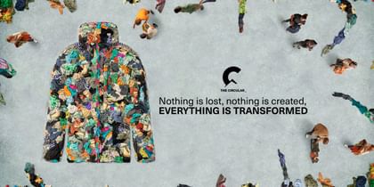 Eine Jacke aus bunten Stoffresten, umgeben von verstreuten Menschen und Stoffen, mit dem Text „EVERYTHING IS TRANSFORMED“