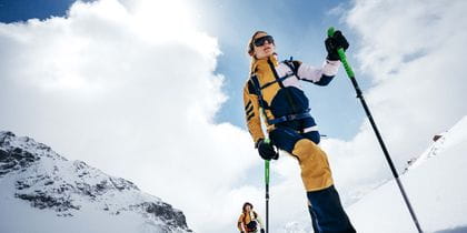 Eine Frau gekleidet in der neuen Adidas Terrex Winter-Kolletion beim Skitouren. 