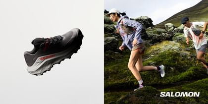 Das Bild ist zweigeteilt: Links schwebt ein Salomon-Trailrunning-Schuh vor hellem Hintergrund, während rechts zwei dynamische Läufer über eine moosbedeckte, felsige Berglandschaft sprinten – mit dem „Salomon“-Logo unten rechts.