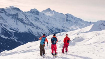 Auch dieses Jahr gibt es wieder die Möglichkeit, sich bei den kostenlosen Outdoor Guiding Days vom 10. bis 12. Dezember 2021 von professionellen Guides in den Disziplinen Skitour, Ski Alpin und Paraglide durch die Mayrhofner Bergwelt begleiten zu lassen. 