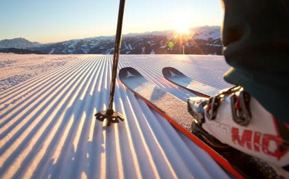 ein Skifahrer fährt auf einer frisch präparierten Piste