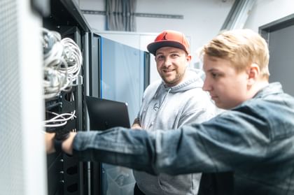 Zwei IT Servicetechniker während ihrer Arbeit an IT-Geräten