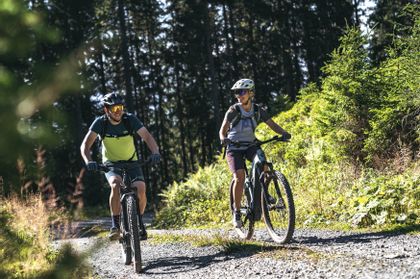 Ein Paar erkundet die Landschaft auf einer Fahrradtour.
