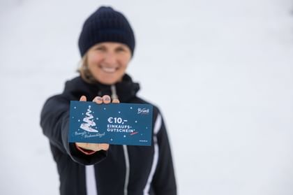 Bründl Sports Mitarbeiterin mit Weihnachtsgutschein
