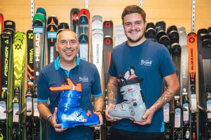 Das Bootfitting Team bestehend aus Manfred Muckenauer und Tobias Düngler mit zwei Skischuhen in der Hand.