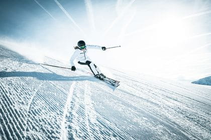 Frau beim Skifahren auf der Schmittenhoehe