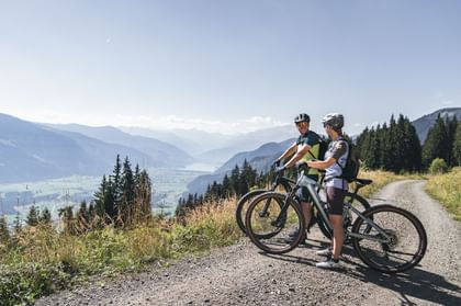 Ein Paar erkundet die Gipfelregion auf ihren Mountainbikes