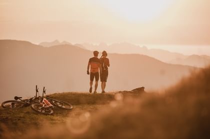 Radfahrer beim Sonnenuntergang mit den E-bikes