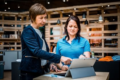 Two Bründl employees on e-learning