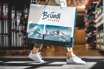 Große Einkaufstasche in gebrauch.