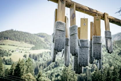 Ortovox Wollhandschuhe auf einem Holzgestellt aufgehängt 