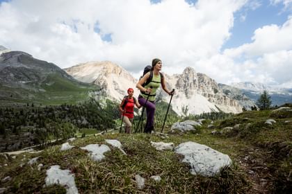 Wanderinnen mit Ausrüstung von LaMunt und Salewa