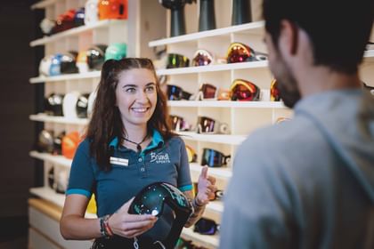 Verkaufs-Expertin Vicky bei der Skibrillen Beratung