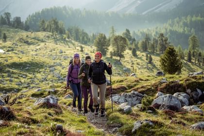 Drei Wanderinnen in den Bergen mit Ausrüstung von LaMunt und Salewa