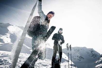 Skitourerin beim Abfellen mit Ortovox Ausrüstung