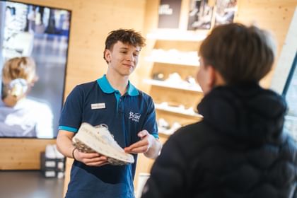 Lehrling beim Verkauf von Schuhen