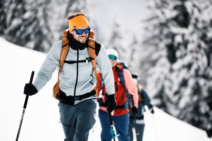 Skitourengruppe ausgestattet von Ortovox