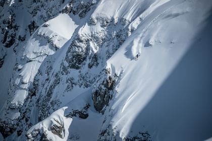 Ein Freerider am Arlberg gekleidet und ausgestattet von Ortovox 