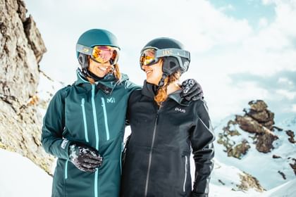 Eva Walkner und Manuela Mandl mit den Julbo ONELINE Skibrillen