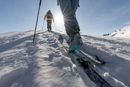 Skitourengeher im Aufstieg mit Tourenausrüstung von Marker, Dalbello und Völkl