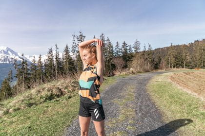 Adidas Terrex Trailrunning Marie beim Stretching nach dem Laufen