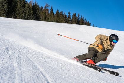 Ein Skifahrer beim Carven auf der Schmittenhöhe mit dem neuen Atomic Redster G9 Revo