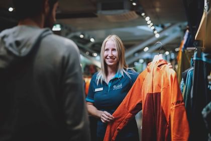 Bründl Verkaufs-Expertin Linda bei der Outdoor-Jacken Beratung
