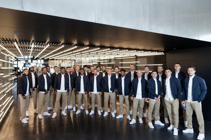 Das Team des FC Red Bull Salzburg gekleidet in AlphaTauri