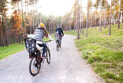 Relaxed family cycling tour through the woods 