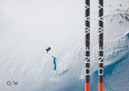 Oneway Stöcke rechts im Hintergrund ein Skifahrer