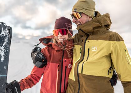 Man und woman hugging on a skitour