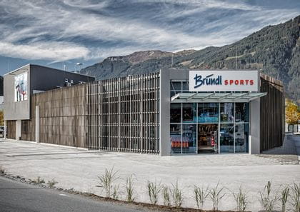 Bründl Sports Shop Saalfelden von außen am Tag