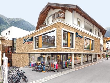 Schaufenster Bründl Sports Ischgl Zentrum - Tagesaufnahme im Sommer<br/>