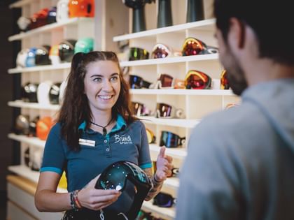 Verkaufs-Expertin Vicky bei der Skibrillen Beratung