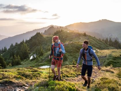 A hiking couple on their way to the Maurerkogel at the Schmitten