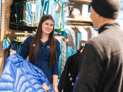 Lehrling beim Textil-Verkauf