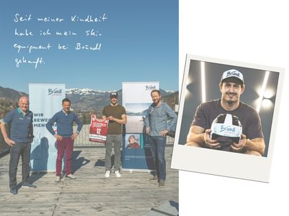 Vier Männer stehen vor einer Bergkulisse zwischen Bründl Sports Bannern, daneben hält ein Mann einen Helm mit Bründl Sports Logo. Handschriftlich steht „Seit meiner Kindheit habe ich mein Ski-Equipment bei Bründl gekauft.“