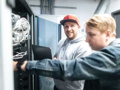 Zwei IT Servicetechniker während ihrer Arbeit an IT-Geräten