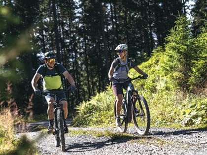 Ein Paar erkundet die Landschaft auf einer Fahrradtour.