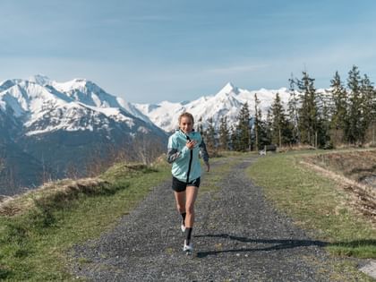 Adidas Terrex Trailrunning Marie beim Laufen am Speicherteich